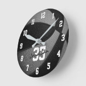 黒髪の少年のバスケットボールパーソナライズされた ラウンド壁時計 (傾斜)