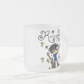 黒髪の男の子のロックスター フロストグラスマグカップ (正面右)