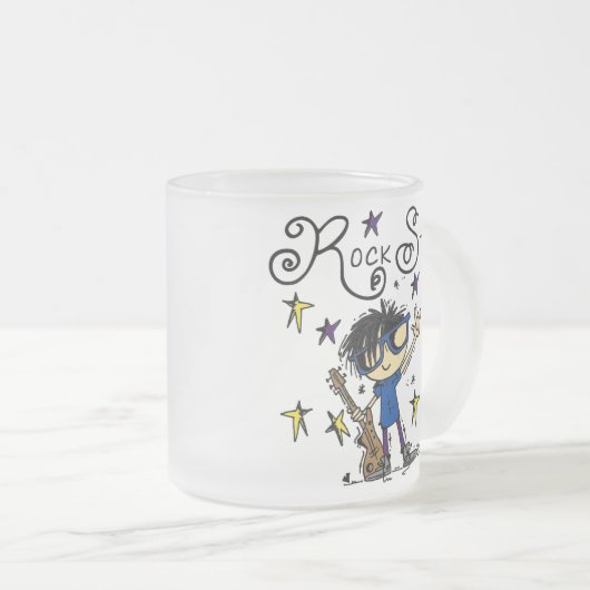 黒髪の男の子のロックスター フロストグラスマグカップ (正面右)