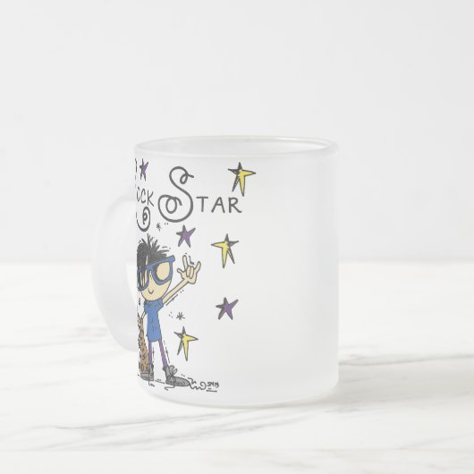 黒髪の男の子のロックスター フロストグラスマグカップ (正面左)