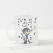 黒髪の男の子のロックスター フロストグラスマグカップ (左)