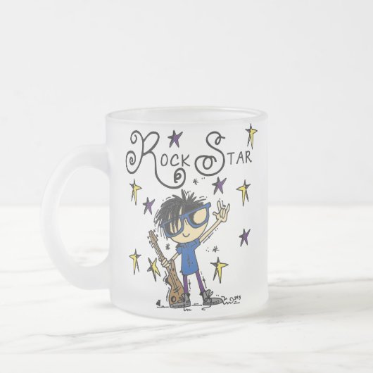 黒髪の男の子のロックスター フロストグラスマグカップ (左)