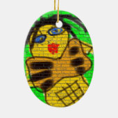 黒髪ビー女性グラフィティウォール絵画ズグリーン セラミックオーナメント (裏面)