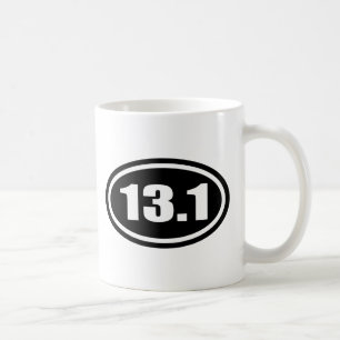 黒13.1の半分のマラソンの楕円形 コーヒーマグカップ