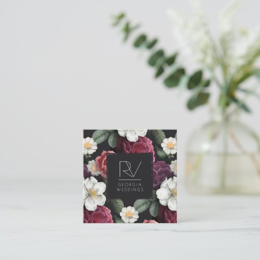 黒|のモノグラムのエレガントなヴィンテージの暗い花柄 スクエア名刺 (スタンド正面)