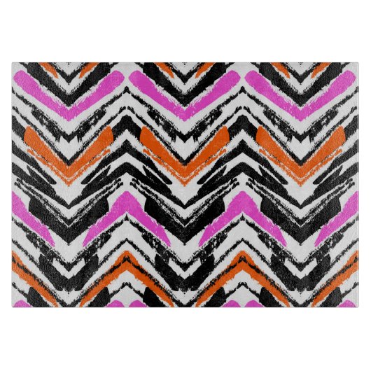 黒、オレンジ、ピンクの手描き山形 カッティングボード (正面)