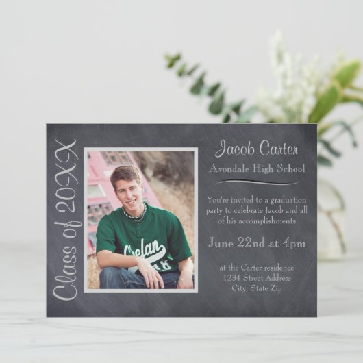 黒/灰色の黒板 – 卒業発表 招待状 (スタンド正面)