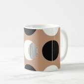 黒、白い円、茶色の背景。 コーヒーマグカップ (正面右)
