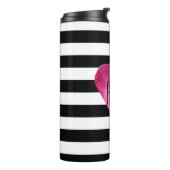 黒 + 白のストライプの水彩画のハートのモノグラム タンブラー (回転左)