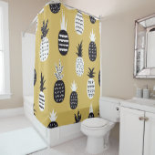 黒、白のパイナップル、黄色の背景 シャワーカーテン (インサイチュ)