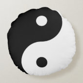 黒/白の禅イン – ヤン記号と名前 ラウンドクッション (裏面)
