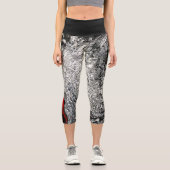 黒、白、および赤の静的フロー抽象芸術プリント カプリレギンス (正面)