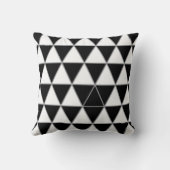 黒、白、グレーの幾何三角形パターン。 クッション (裏面)