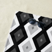 黒、白、灰色のダイヤモンドパターン ビーチタオル (インサイチュ)