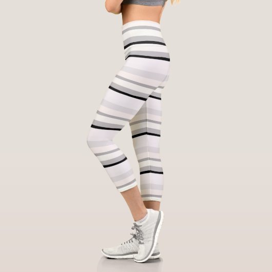 黒、白、緑の抽象芸術ストライプ カプリレギンス (左)