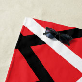 黒、赤、白のグラフィック ビーチタオル (インサイチュ)