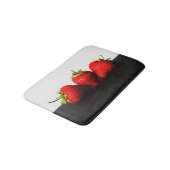 黒bmcnaの上の白のイチゴ バスマット (アングル)