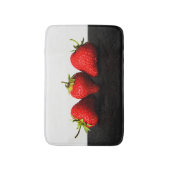 黒bmcnaの上の白のイチゴ バスマット (正面縦)