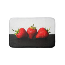 黒bmcnaの上の白のイチゴ