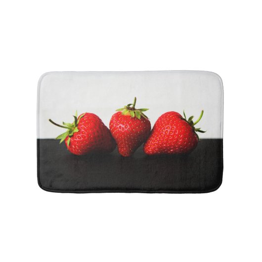 黒bmcnaの上の白のイチゴ バスマット (正面)