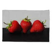 黒Pccnm上の白いイチゴ 枕カバー (裏面)