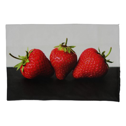 黒Pccnm上の白いイチゴ 枕カバー (正面)