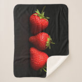 黒Sbcnaの3つのイチゴ シェルパブランケット (正面)