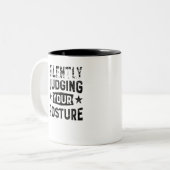 黙ってあなたの姿勢を判断する ツートーンマグカップ (正面左)