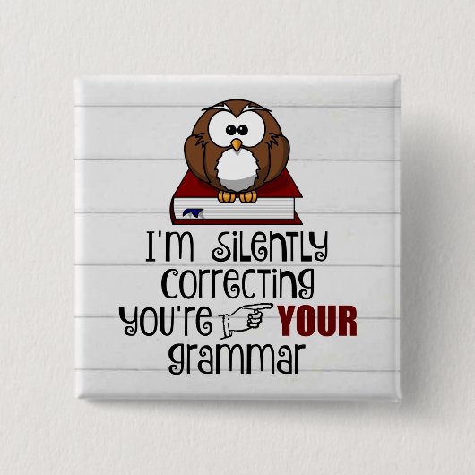黙って文法皮肉フクロウを修正 缶バッジ (正面)