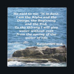 黙示録21:6 マグネット<br><div class="desc">彼は私に言った："終わった。私はアルファとオメガ、始まりと終わりである。渇いた者に与えは水を飲むが命の水春。黙示録21:6 2インチby 2インチ冷蔵庫磁石</div>