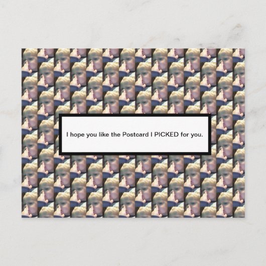 鼻おもしろいはがきを取る少年のはがき ポストカード (正面)