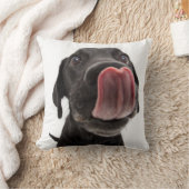 鼻をなめる黒いラブラドール クッション (ブランケット)