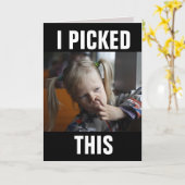 鼻を摘む女の子おもしろい大誕生日カード カード (黄色い花)