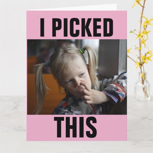 鼻を摘む女の子おもしろい誕生日カード カード (黄色い花)