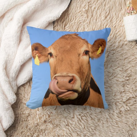 鼻を舐めているジャージー牛 クッション (ブランケット)