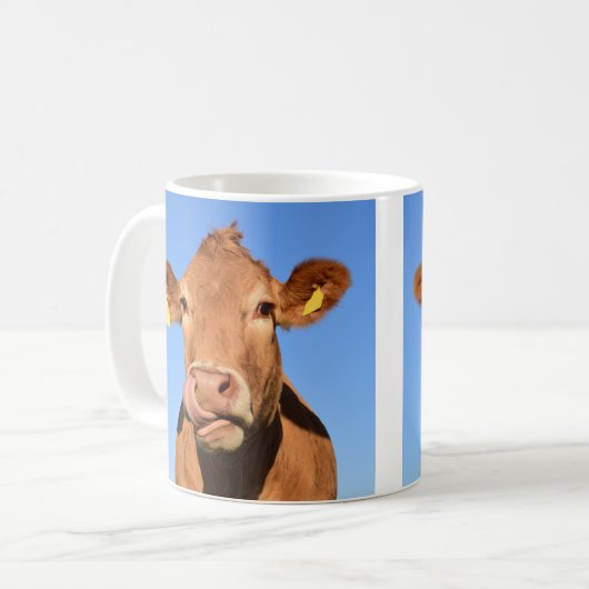 鼻を舐めているジャージー牛 コーヒーマグカップ (正面左)
