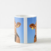 鼻を舐めているジャージー牛 コーヒーマグカップ (中央)