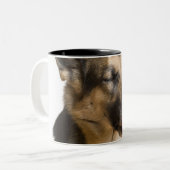 鼻を舐めているジャーマン・シェパードのクローズアップ ツートーンマグカップ (正面左)