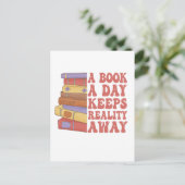 1日1冊で現実逃避!ユーモア溢れる本好きギフト ポストカード (スタンド正面)