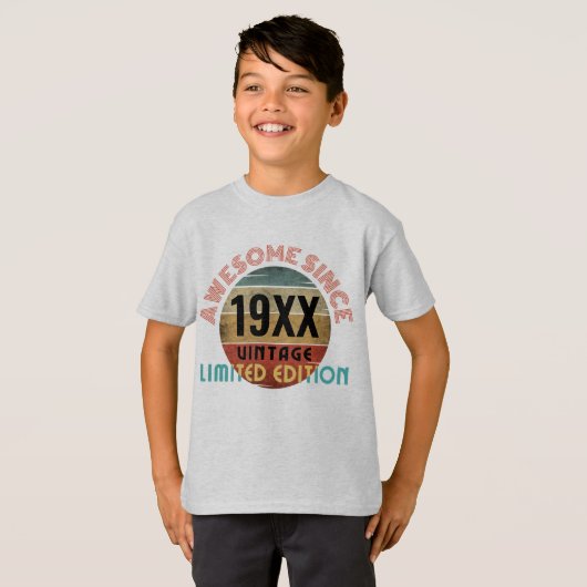 19XX年生まれのAWESOME限定Tシャツ Tシャツ (正面フル)