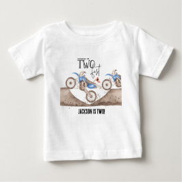 ２才の誕生日おめでとう！早くも大きくなっちゃうブルーのダートバイクに乗る君！ ベビーTシャツ