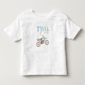 ２歳の誕生日おめでとう！速いライトブルーのダートバイクのTシャツ トドラーTシャツ (正面)
