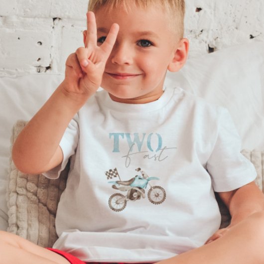２歳の誕生日おめでとう！速いライトブルーのダートバイクのTシャツ トドラーTシャツ