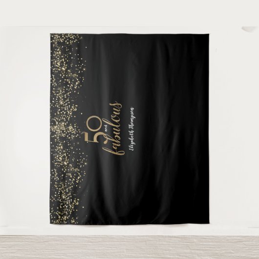 ５０歳＆ファビュラス　お誕生日おめでとう　ブラックゴールド　パーソナライズド タペストリー (正面)