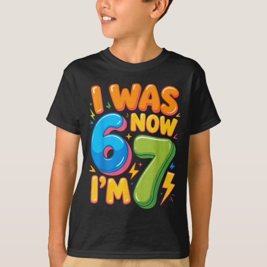 ６歳から７歳へ！7歳の誕生日おめでとう！男の子 女の子 Tシャツ (正面)