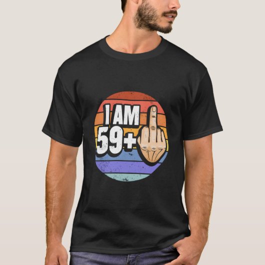60歳の誕生日おめでとう!中指を立てて60歳プラス1を祝おう Tシャツ (正面)