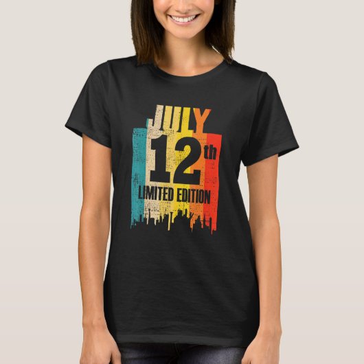 7月12日限定版7月12日デイ・7月リトロ Tシャツ (正面)