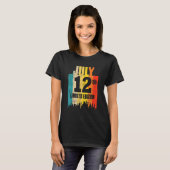 7月12日限定版7月12日デイ・7月リトロ Tシャツ (正面フル)