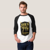7月7日 誕生日 レジェンドはゴールドの稲妻でできている Tシャツ (正面フル)