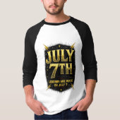 7月7日 誕生日 レジェンドはゴールドの稲妻でできている Tシャツ (正面)